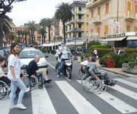 Disabili: tutti in carrozzina per capire le loro difficoltà