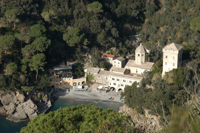 22 e 23 marzo, Camogli: giornate Fai all'abbazia di San Fruttuoso con biglietti omaggio per i battelli e sabato evento serale “Notturno a San Fruttuoso: voci e suoni dal buio”