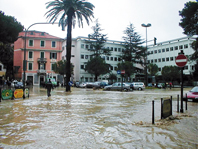 Quando il mare è in piazza e i torrenti nei caruggi: alluvioni a Levante, diverse le date, quasi uguali le cause