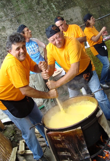 Domenica 30 settembre, Moconesi Alto: TORNA LA GRANDE POLENTATA DI BENEFICENZA e consegna A SORPRESA del Premio Pro Loco