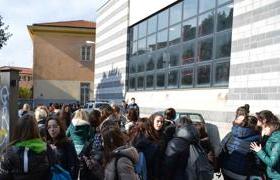 RAPALLO - Preoccupanti rumori e vibrazioni nella scuola, che viene evacuata: da domani i bambini saranno trasferiti in altra struttura