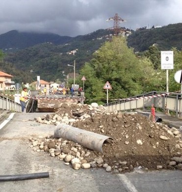 PONTE CROLLATO DI CARASCO: ASSEGNATI E SUBITO PARTITI I LAVORI PER  DEMOLIRE E SMALTIRE I MATERIALI