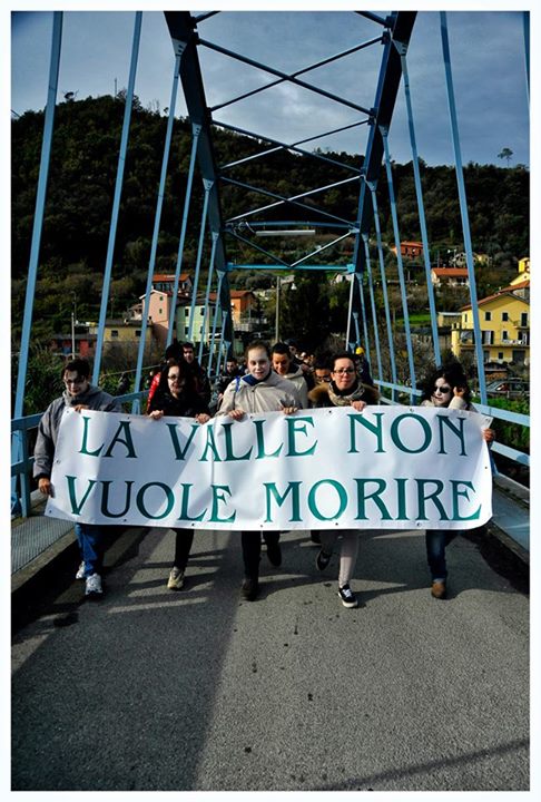 Carasco: chiusura del ponte azzurro nelle notti delle Feste "per mancanza di personale", è rivolta: "Assurda e scellerata decisione, non condivisa con gli altri Sindaci". E ancora una volta sono i cittadini a proporreo soluzioni alternative