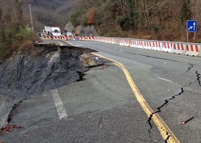 FRANA DELLE FERRIERE: “PALIFICATA ALLA BERLINESE” PER CONSOLIDARE LA PARTE RIMASTA DELLA CARREGGIATA