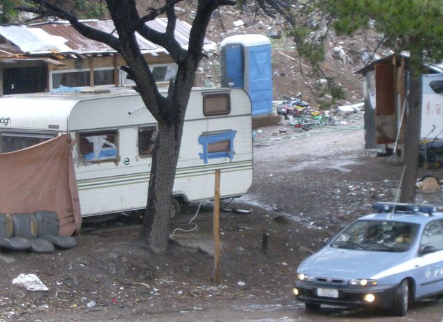 Chiavari: allontanati 15 rom che stazionavano abusivamente in zona Preli. L'area è stata ripulta.