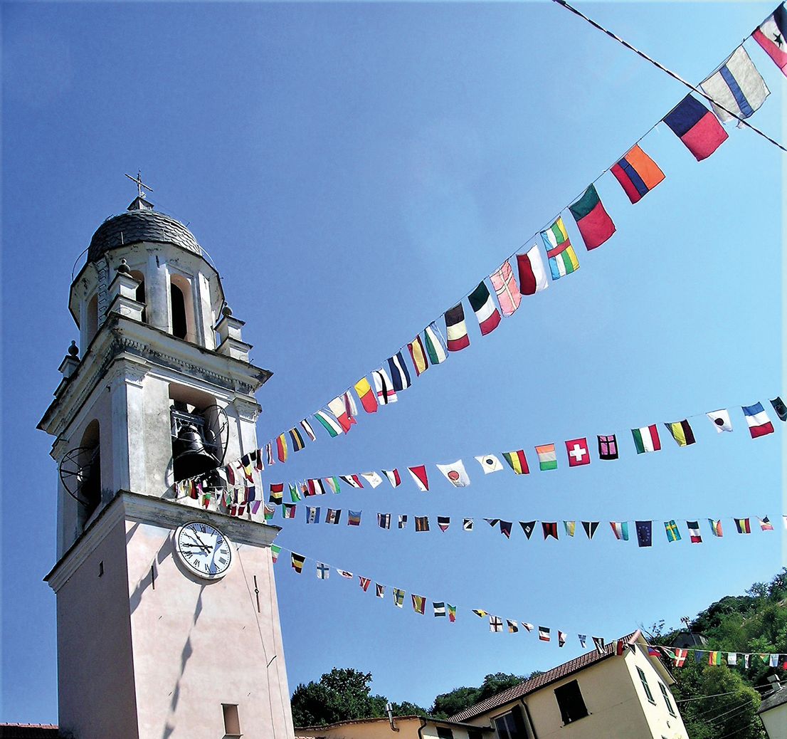 STORIE DI PAESE- Le bandiere di Bargagli raccontano il mondo e la pazienza delle donne


